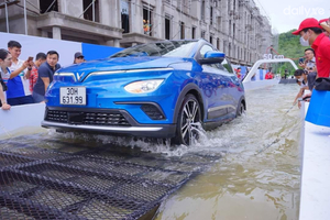 Lái xe ô tô điện mùa mưa bão: Những chú ý an toàn từ các chuyên gia