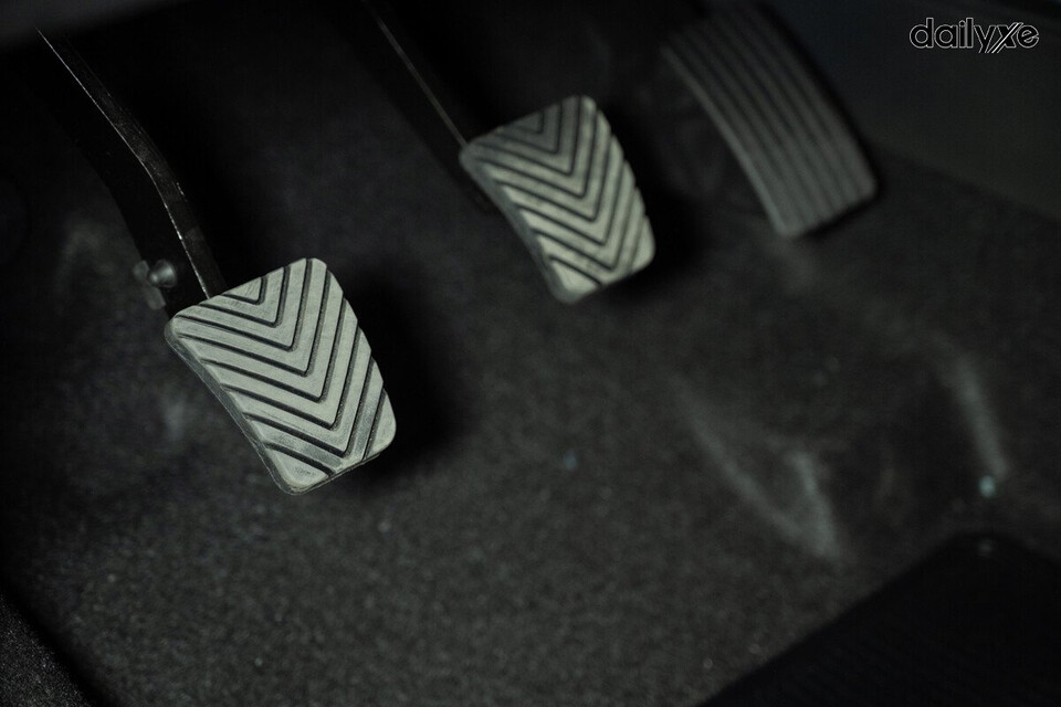 Lái xe số sàn phối hợp nhuần nhuyễn chân côn