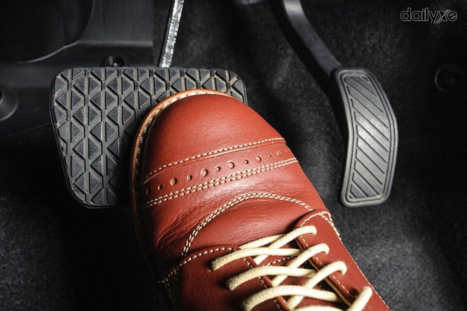 Người mới lái xe số dễ nhầm chân công phanh ga dễ tắc động cơ