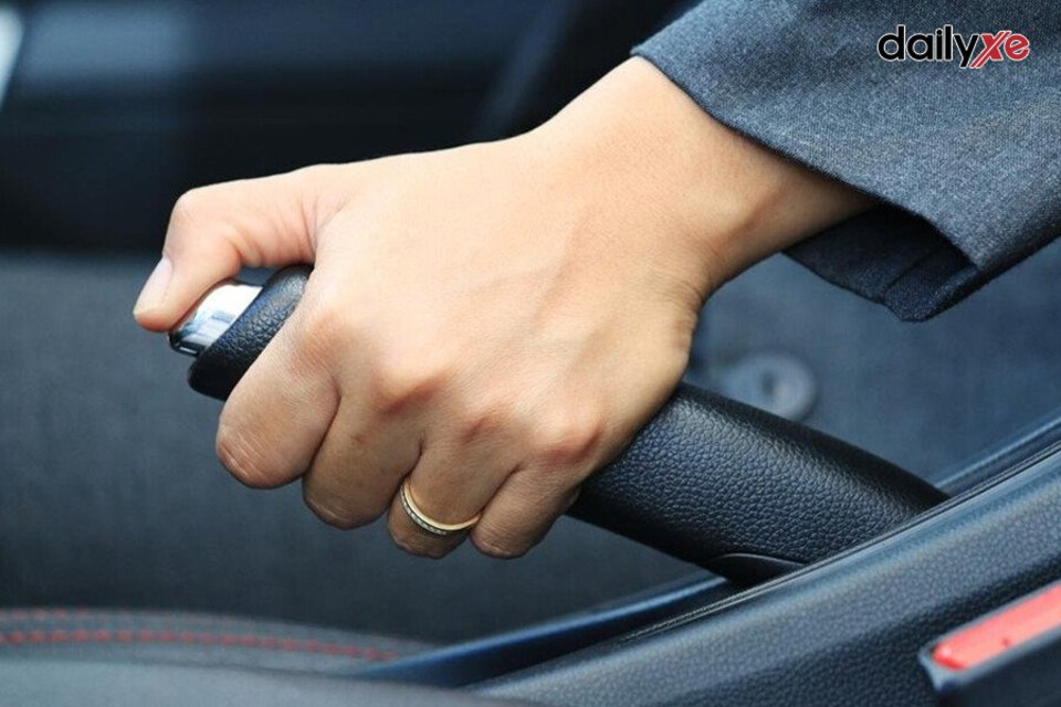 Không dùng phanh tay khi xe đang chạy dễ gây mất an toàn
