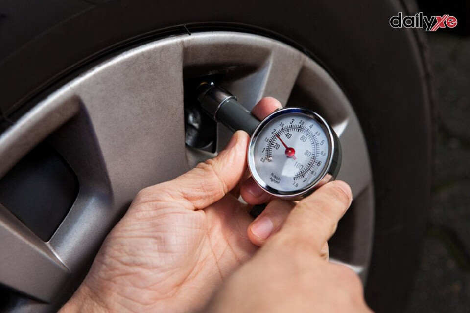 Kiểm tra áp suất lốp ô tô