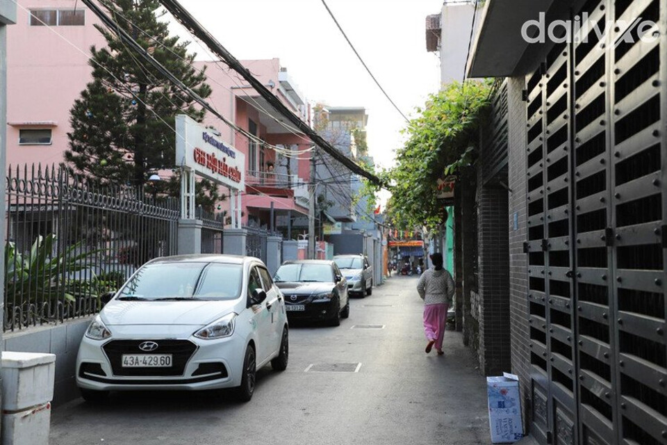 Lưu ý nguyên tắc sử dụng ô tô đúng cách khi di chuyển trong không gian hẹp, ngõ nhỏ