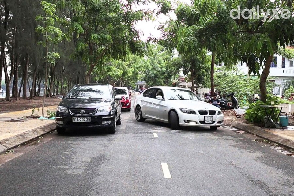 Luôn chú ý quan sát và đảm bảo khoảng cách an toàn với các xe khác