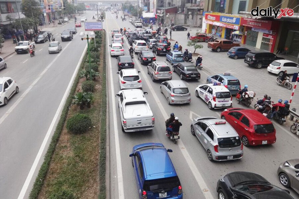 Giữ khoảng cách an toàn tránh xảy ra tai nạn khi lái xe trong thành phố Giữ khoảng cách an toàn tránh xảy ra tai nạn khi lái xe trong thành phố