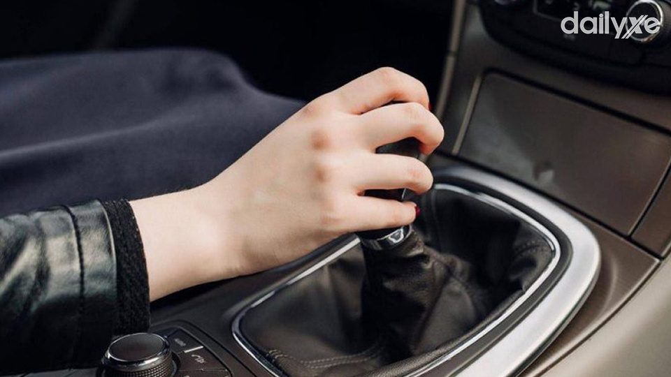 Kỹ thuật chuyển về số thấp để lái xe ổn định qua đường ngập nước Kỹ thuật chuyển về số thấp để lái xe ổn định qua đường ngập nước