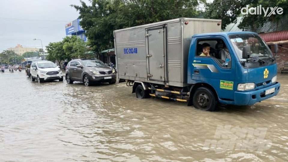 Tránh đi song song với xe lớn khi qua đường ngập Tránh đi song song với xe lớn khi qua đường ngập