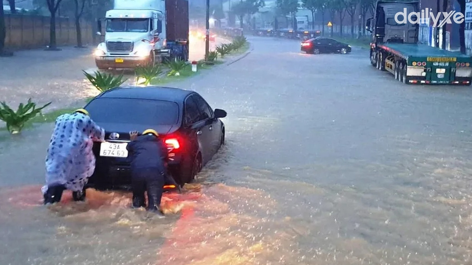 Ưu tiên nhanh chóng đưa xe ra khỏi khu vực ngập Ưu tiên nhanh chóng đưa xe ra khỏi khu vực ngập