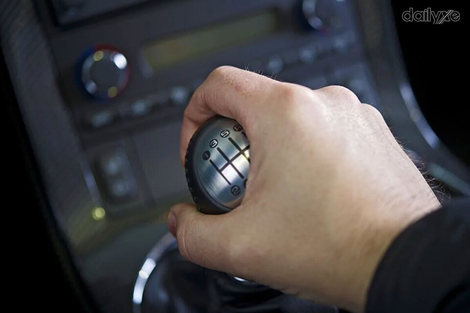 Dừng đèn đỏ với hộp số sàn
