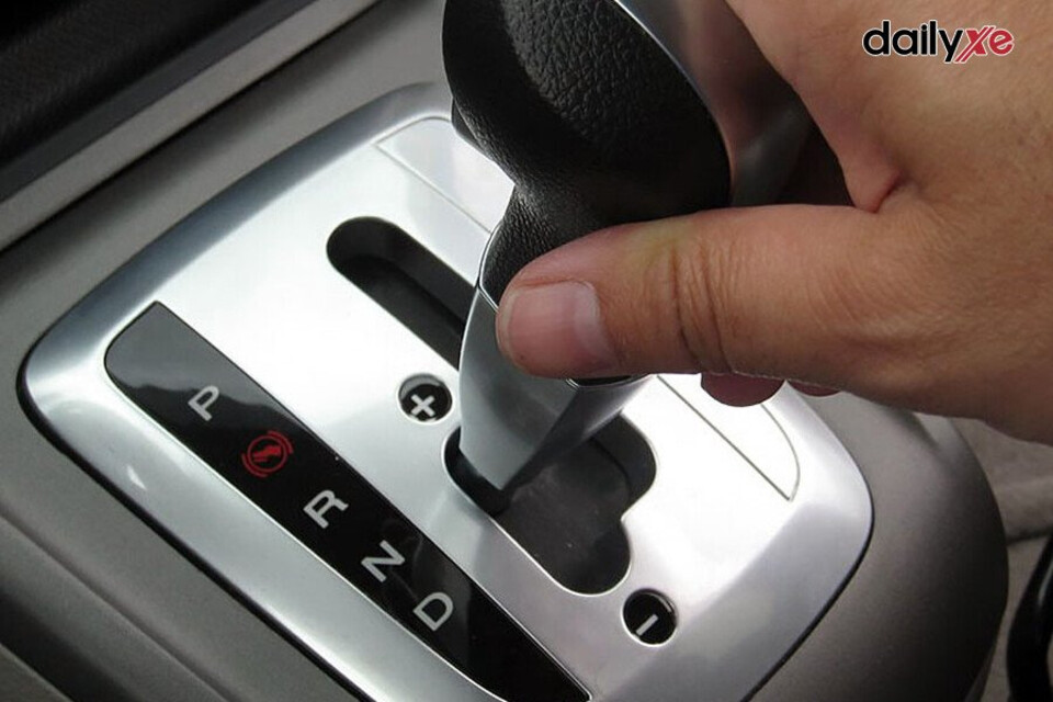 Dừng đèn đỏ với hộp số vô cấp CVT chuyển sang số N