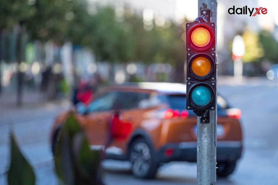 Dừng đỗ xe số tự động khi gặp đèn giao thông