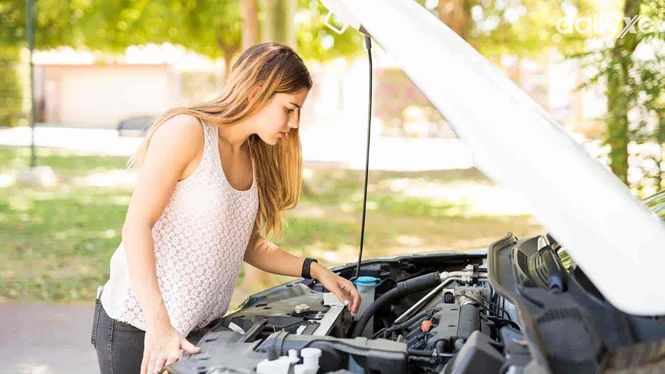 Kiểm tra hệ thống động cơ và nhiên liệu trước khi lái xe trên đường cao tốc