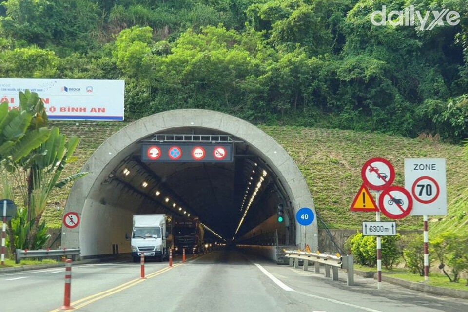 Tuân thủ quy định các biển báo trước khi vào hầm đường bộ Tuân thủ quy định các biển báo trước khi vào hầm đường bộ