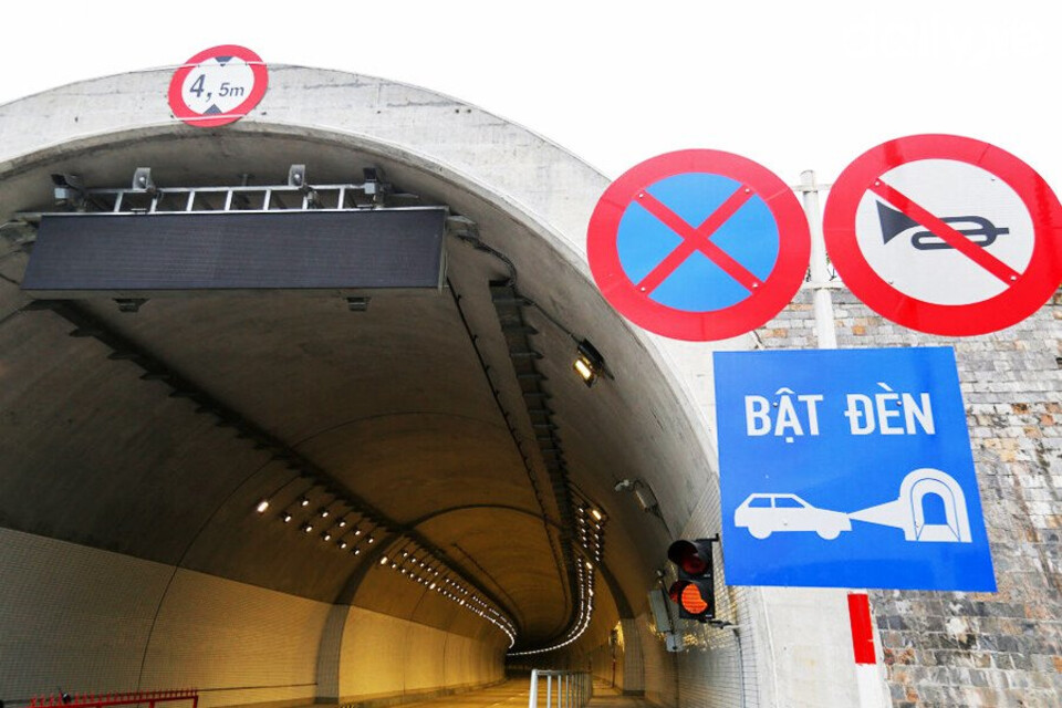 Tuân thủ các biển báo bật đèn xe khi lái xe hầm đường bộ