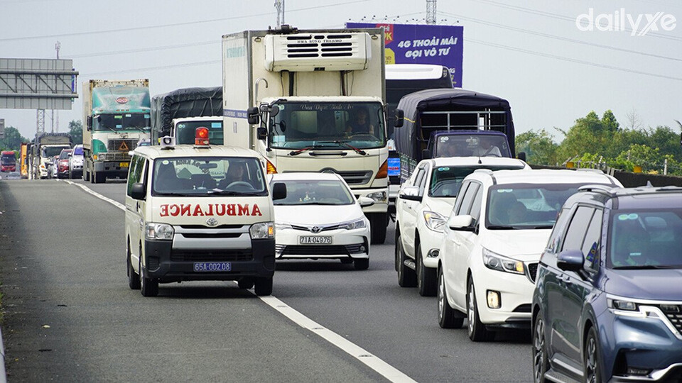 Chủ động nhường đường khi lưu thông gặp xe ưu tiên