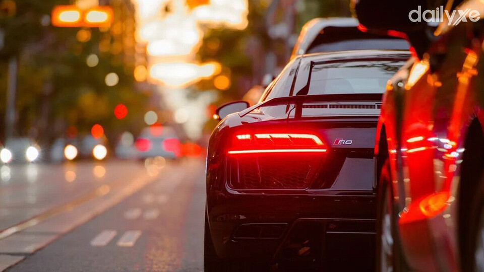 Bật đèn tín hiệu sớm giúp các phương tiện khác kịp phản ứng