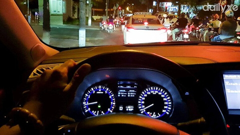 Tập trung quan sát tình hình giao thông xung quanh khi lái xe