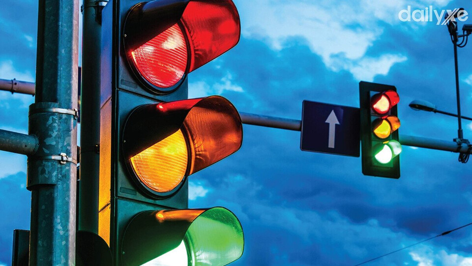 Giảm tốc độ khi thấy đèn giao thông chuyển màu vàng hoặc đỏ