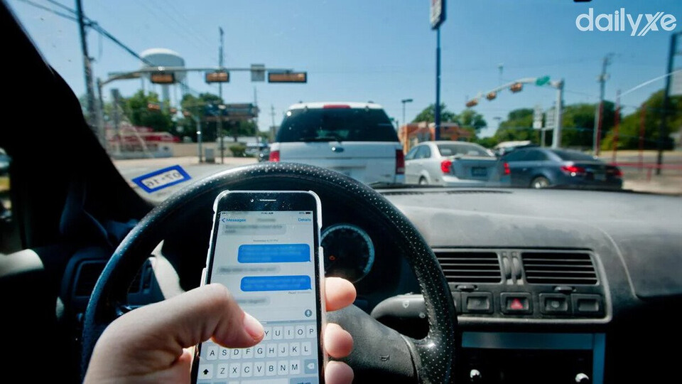 Tránh sử dụng điện thoại gây xao lẫn lái xe
