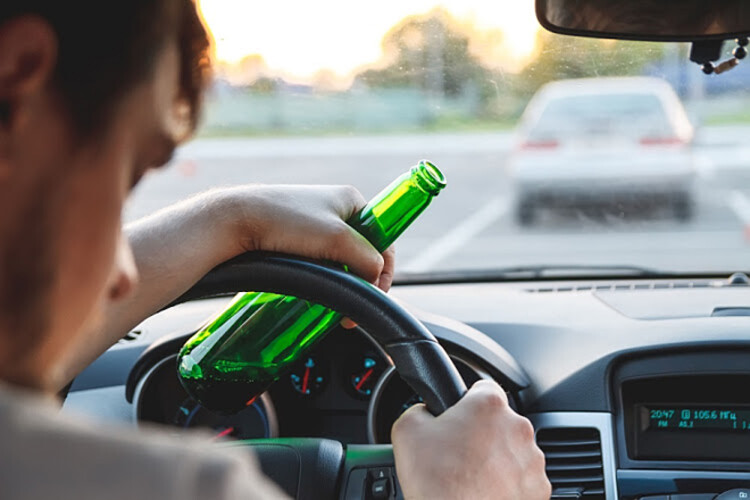 Người sử dụng rượu và các chất kích thích dễ ngủ gật khi lái xe