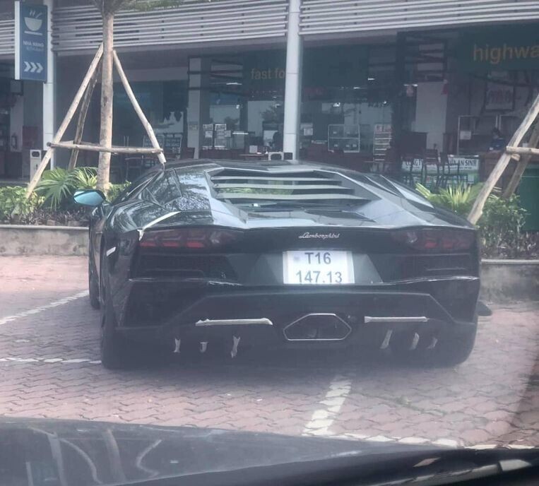 Lamborghini Aventador S Thứ 3 Tại Việt Nam Bất Ngờ Nằm Tren Xe Cứu Hộ Với Phần đuoi Khong Con Nguyen Vẹn Dailyxe