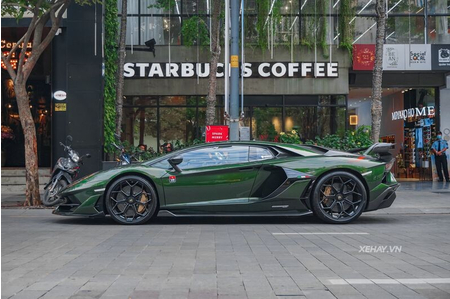 Lamborghini Aventador SVJ của ông chủ chuỗi Pharmacity ra phố mừng năm mới