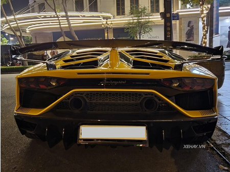 Lamborghini Aventador SVJ hơn 50 tỷ đồng nổi bật giữa đêm Noel Sài Gòn