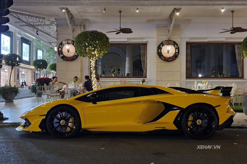 Lamborghini Aventador SVJ hơn 50 tỷ đồng nổi bật giữa đêm Noel Sài Gòn