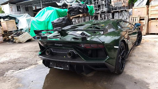 Lamborghini Aventador SVJ màu độc của đại gia lan Sài Gòn đã cập cảng Việt  Nam, khoe sức mạnh bằng màn nẹt pô lớn
