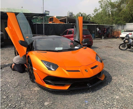 Lamborghini Aventador SVJ Roadster mang màu sơn nổi bật tại Việt Nam