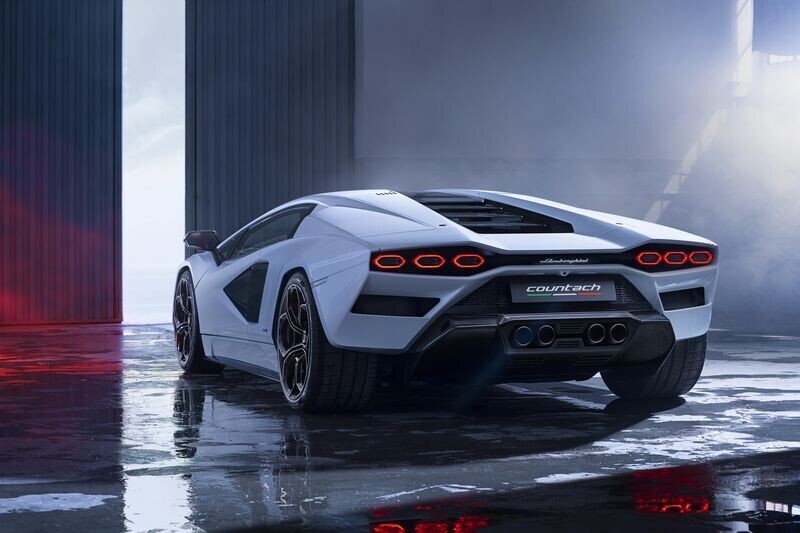 Lamborghini Countach 2021 cháy hàng ngay khi vừa ra mắt dù có giá tới
