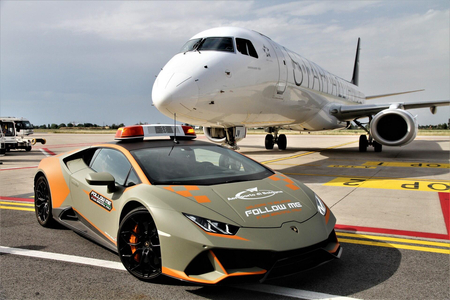 Lamborghini Huracan Evo làm xe dẫn đường ở sân bay