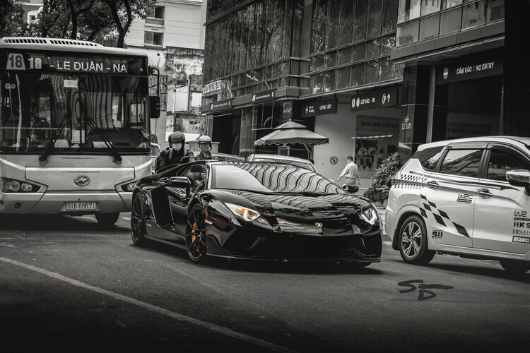 Lamborghini giới thiệu aventador roadster và bạn biết nó chỉ có 2 phần cho han