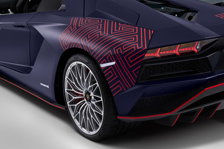 Lamborghini giới thiệu aventador roadster và bạn biết nó chỉ có 2 phần cho han
