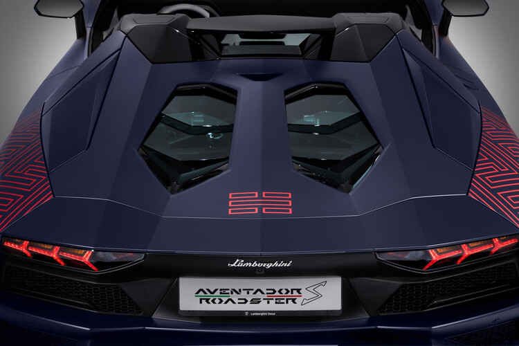Lamborghini giới thiệu aventador roadster và bạn biết nó chỉ có 2 phần cho han