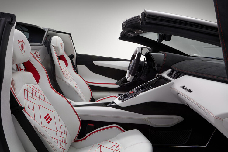 Lamborghini giới thiệu aventador roadster và bạn biết nó chỉ có 2 phần cho han