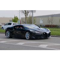 Lần đầu bắt gặp siêu phẩm Bugatti La Voiture Noire giá gần 430 tỷ VNĐ lăn bánh trên đường