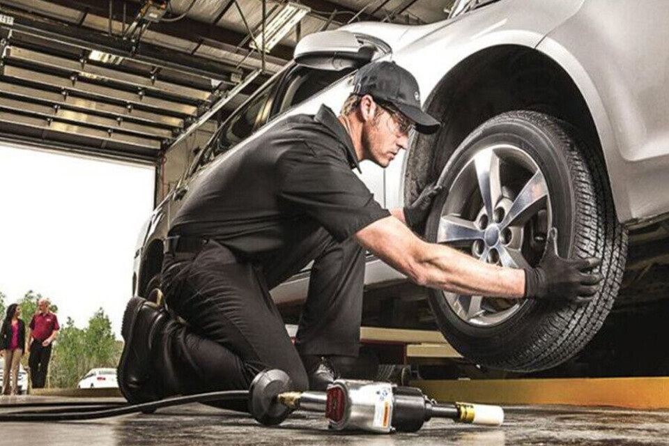 Kiểm tra lốp, căn chỉnh độ chụm bánh xe Kiểm tra lốp, căn chỉnh độ chụm bánh xe