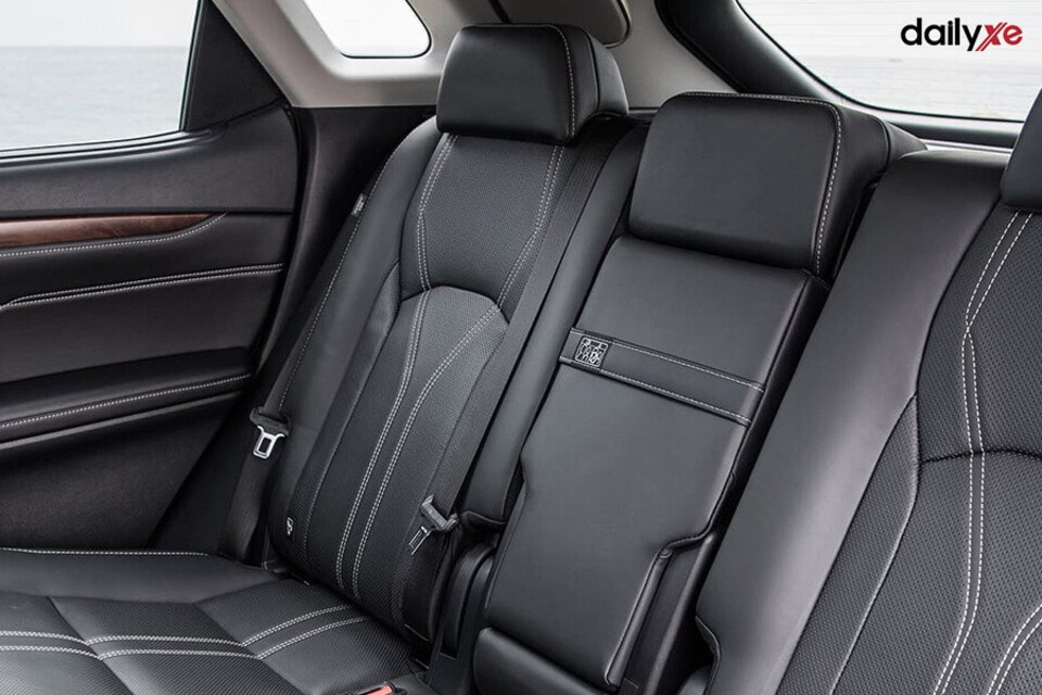 Hàng ghế sau rộng rãi