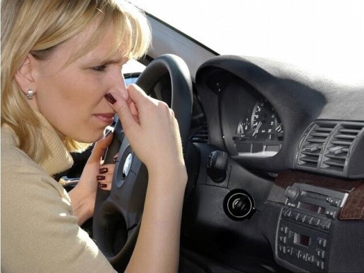 Loại bỏ nơi gây mùi hôi trên xe ô tô