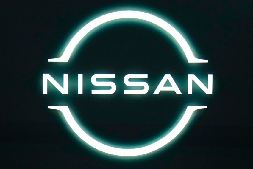Logo mới của Nissan chính thức được gắn lên xe