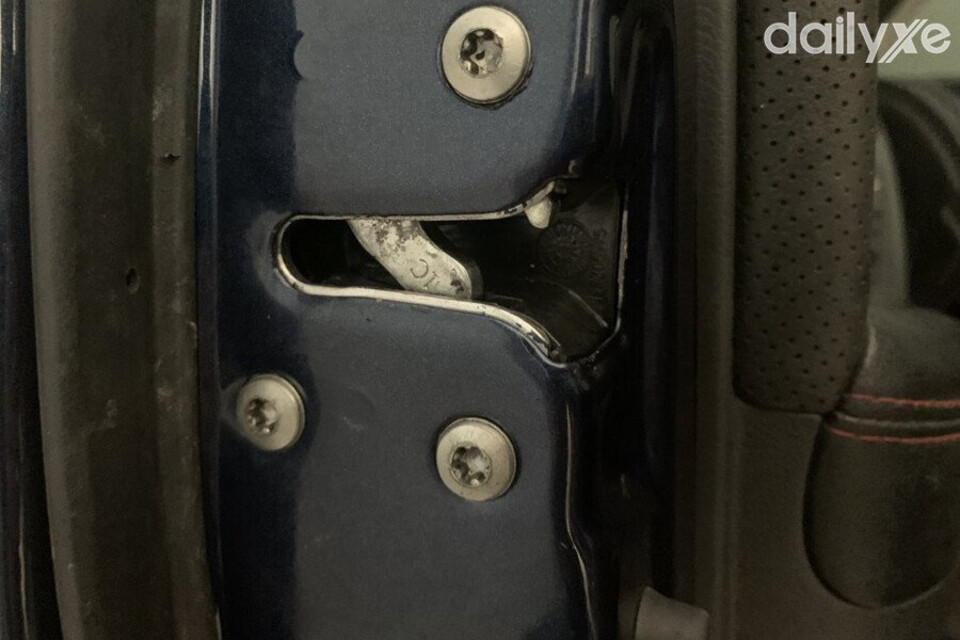 Ngàm chốt cửa bị kẹt, không đóng được cửa xe