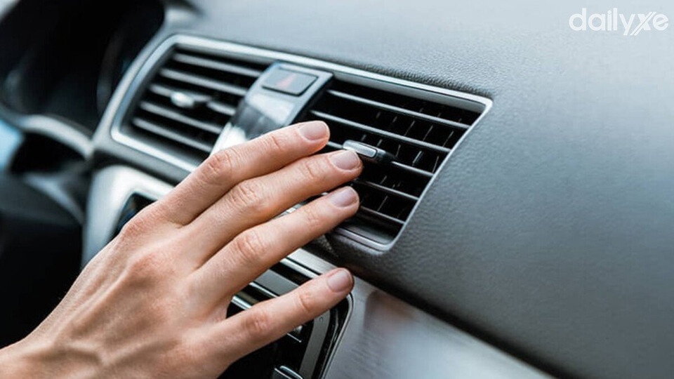 Điều hòa ô tô thổi ra khí nóng đem lại cảm giác khó chịu cho hành khách