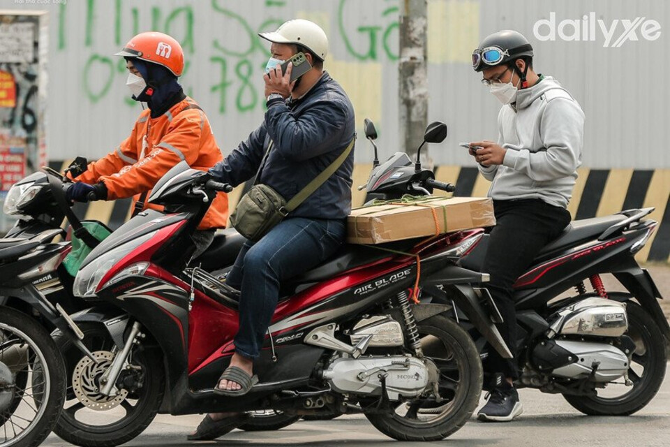 Tình trạng sử dụng điện thoại khi lái xe ngày càng trở nên phổ biến