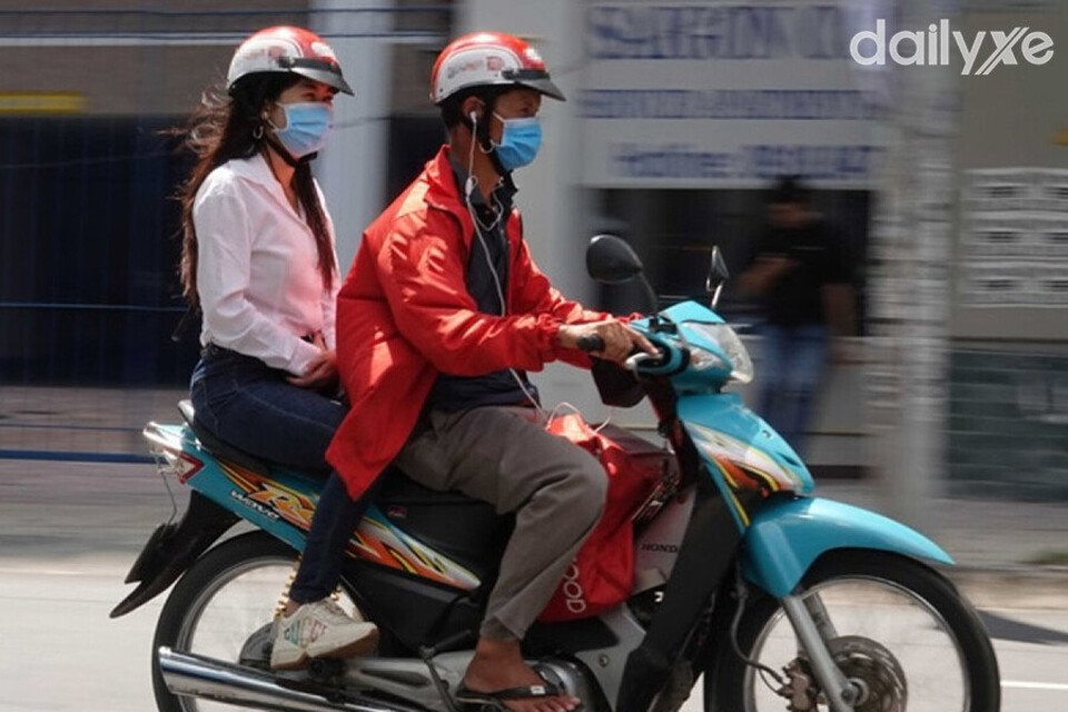 Đeo tai nghe khi lái xe vô cùng nguy hiểm