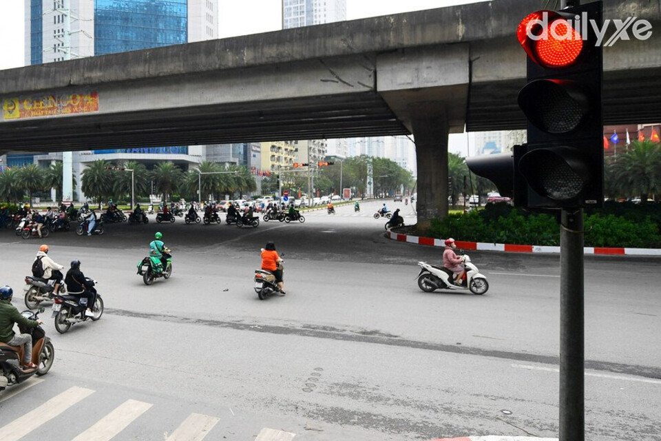 Mức phạt hành vi vượt đèn đỏ điều khiển xe máy