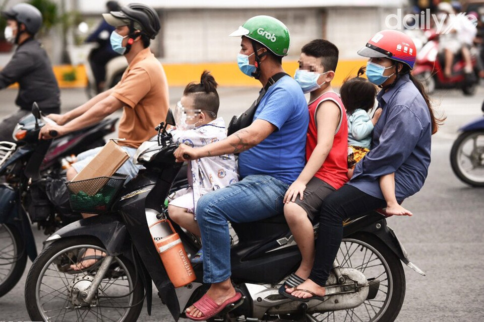 Lỗi vi phạm chở quá số người quy định khi đi xe máy