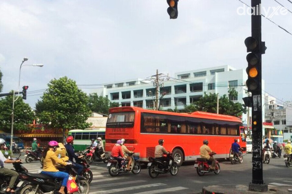 Lỗi xe máy vượt đèn vàng khi tham gia giao thông