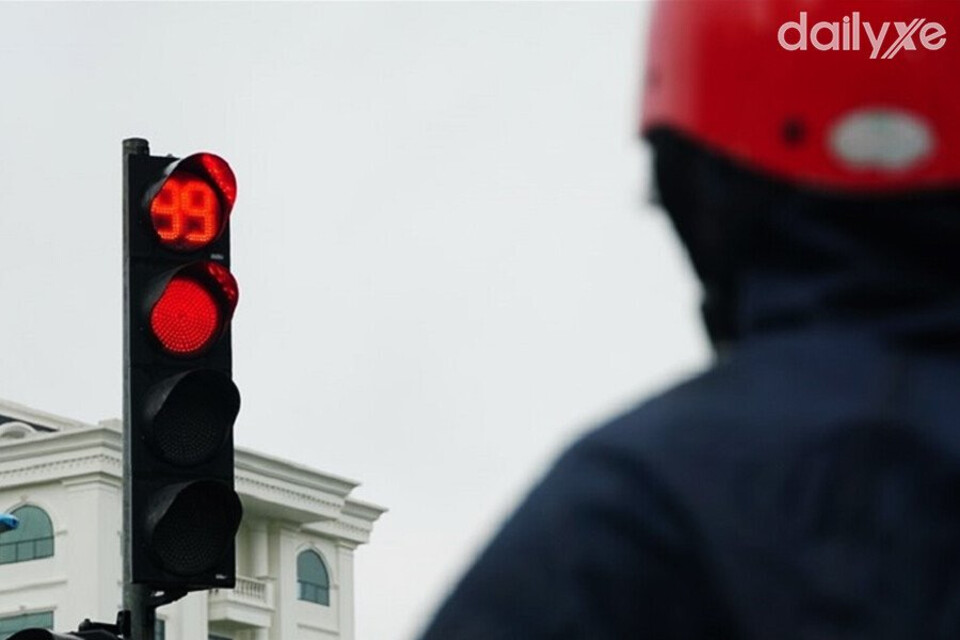 Xe máy vượt đèn đỏ bị phạt bao nhiêu tiền?