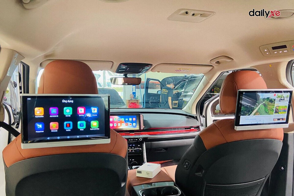 Những lợi ích của màn hình gối đầu ô tô hiện nay