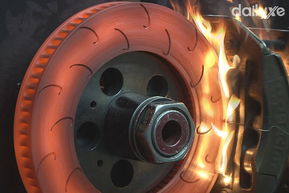 Phanh mạnh liên tục tạo ra nhiệt độ cao trong hệ thống phanh